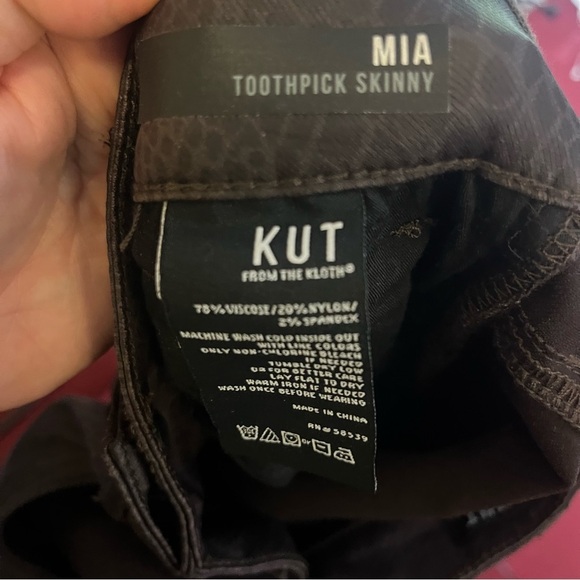 2/$30 KUT from the Kloth Mia Toothpick Skinny Jeans – Snakeskin Print – Size 4 - Picture 8 of 10